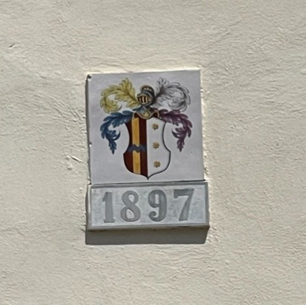 Carfini crest with the date of establishment on a wall